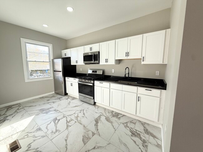 Building Photo - 41 Howe St