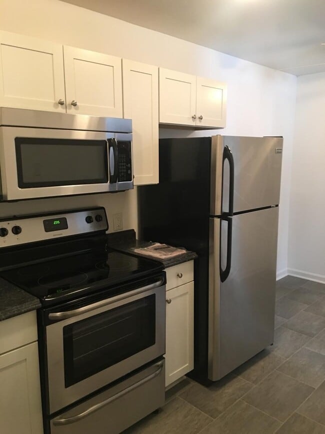 Photo - Lakeside Plaza Apartments