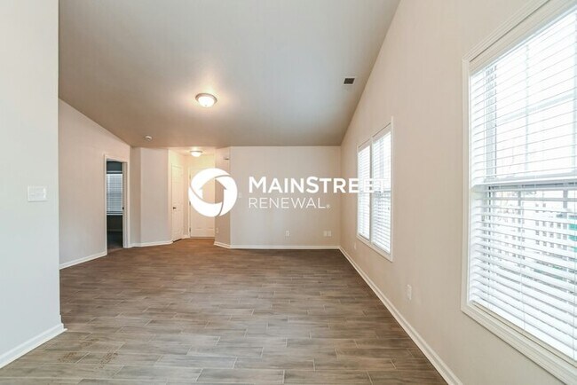 Photo - 3 Bedroom Pet-Friendly Home in Charlotte, NC with Main Street Renewal