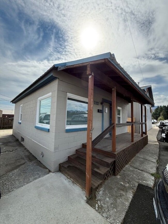 Building Photo - Fully renovated 1 bedroom in the heart of ...