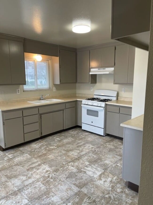 3313 Willow Ln