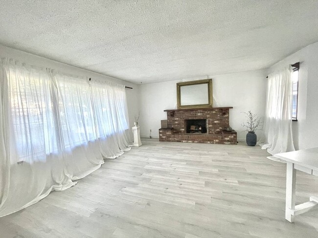 Photo - 2133 Sperling Av