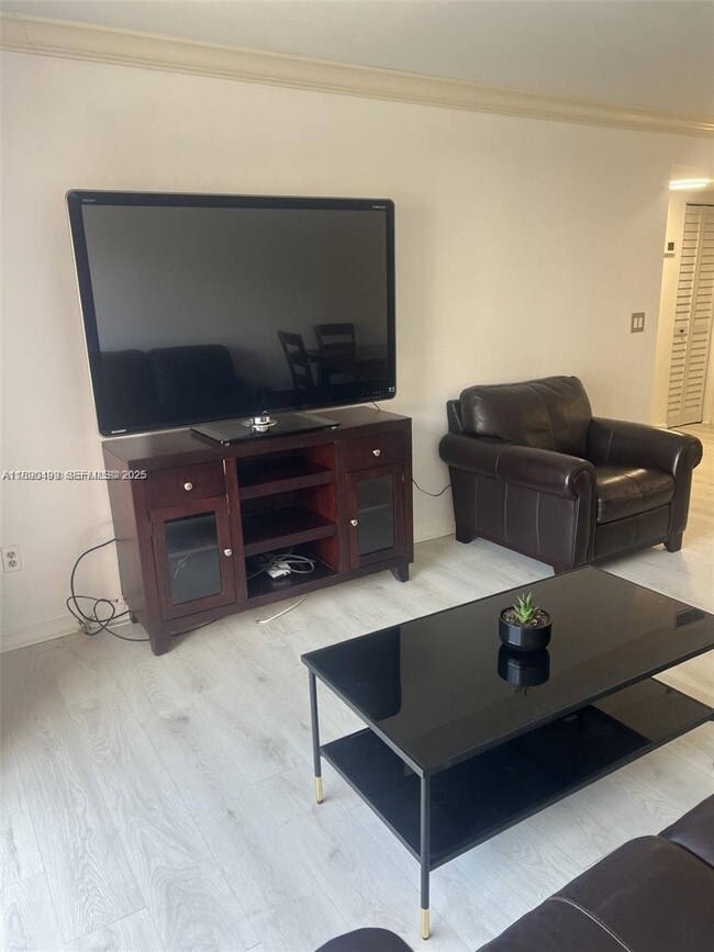 Photo - 3545 NE 167th St Unidad 205