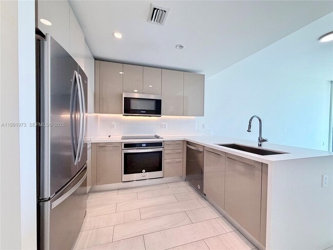 Photo - 2000 Metropica Wy Unit 2208