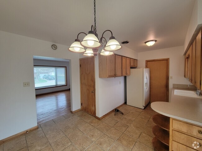 Building Photo - 402 Beverly Hills St Rental