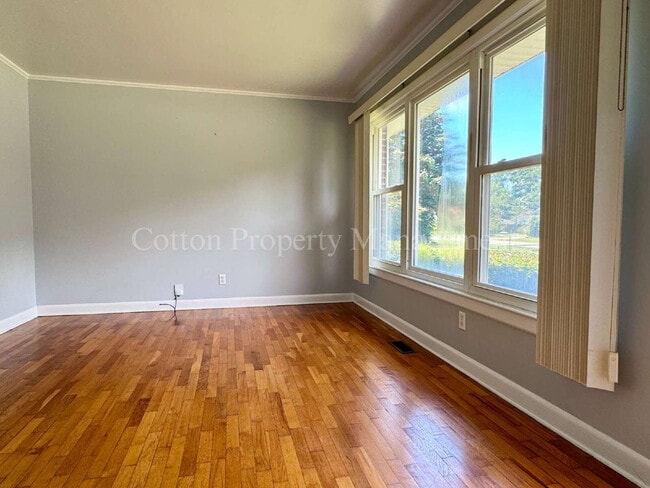 Photo - 301 Toulon St