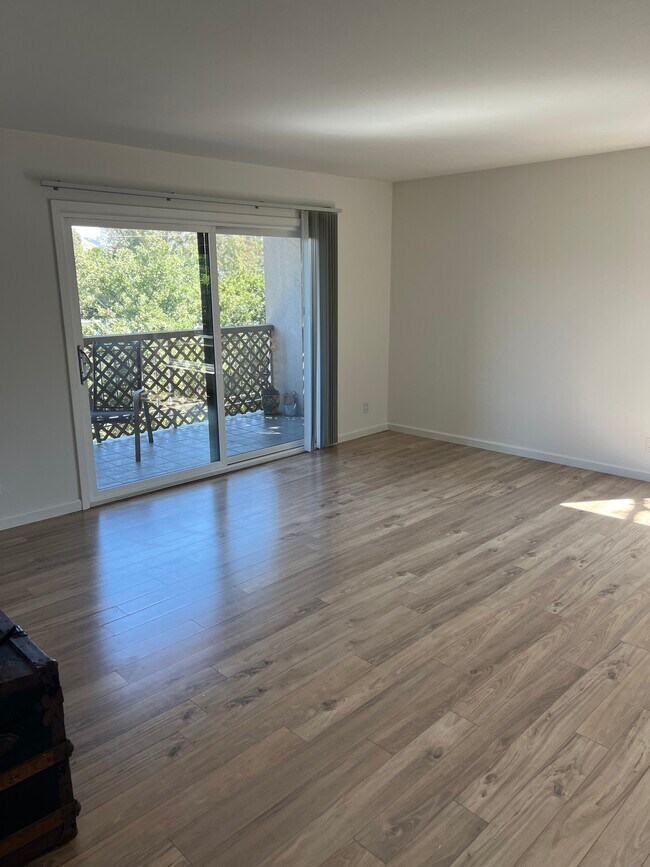 Living room - 310 N Civic Dr Unit #511