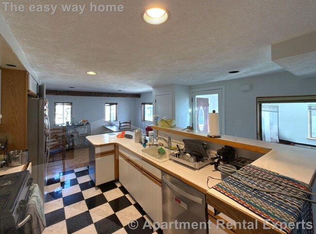 Building Photo - 61 Sixth St