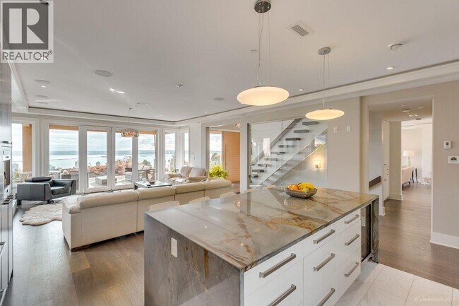 Photo - 2165 Palmerston Ave