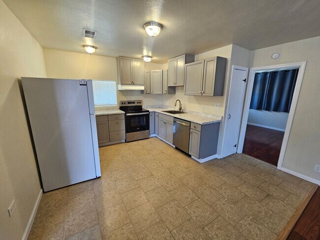 Photo - 932 1/2  H St Unidad #A