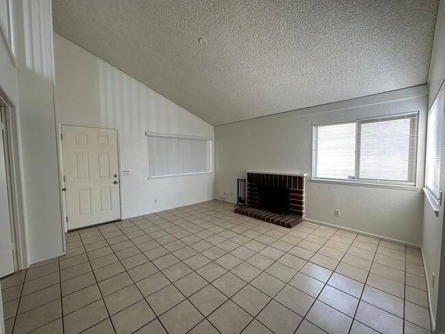 Photo - Redlands Townhouse in Great Complex 2+ 1.5 AVAILABLE NOW