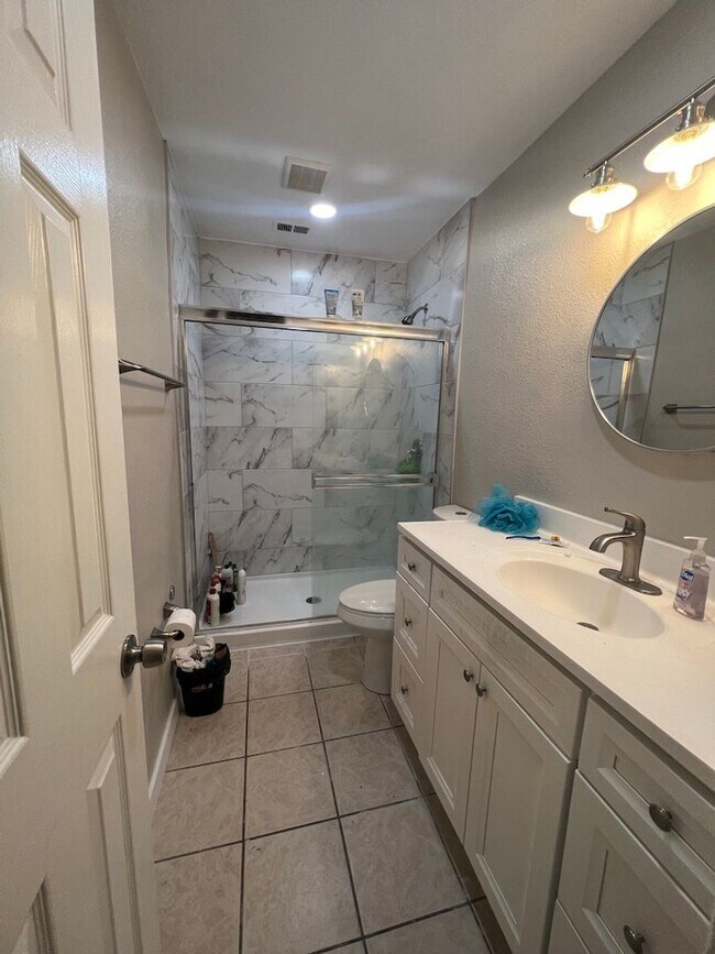 Photo - 6 Bedroom 3 Bathroom House on Corner lot- LARGE ROOMS