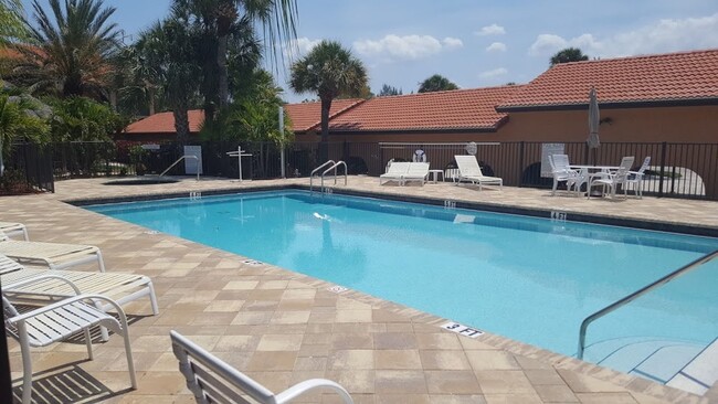 Rose Garden Area Condo with a Community Po... - Rose Garden Area Condo with a Community Po...