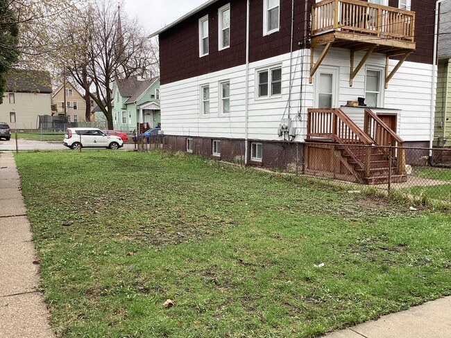 Building Photo - 5 bedroom single family home