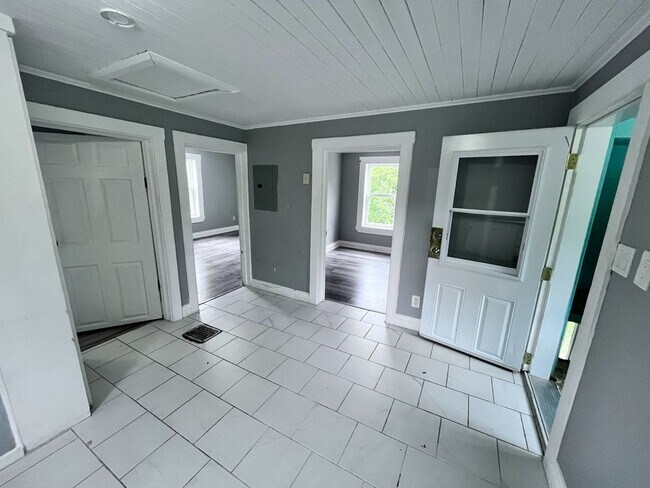 Photo - 2 Bedroom / 1 Bathroom Main Floor Unit – All Utilities & Parking Included – $1,849/month Unit 1