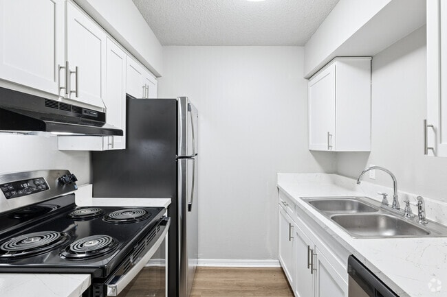 2BR, 1BA Premium - 852SF - Kitchen