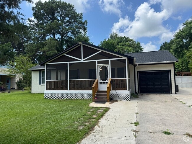 Building Photo - Beautiful Executive Home with High End Upg...