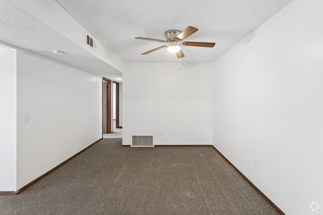 2BR, 2BA - 1,000SF - Dining Room - Pine Tree Village Apartments