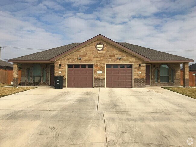 Building Photo - Beautiful 3 Bedroom, 2 Bath Duplex Near Cl... Rental