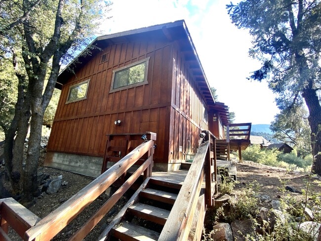 Building Photo - 2105 Woodland Dr Rental