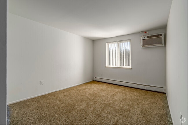 2BR, 1BA - 905SF - Bedroom 1