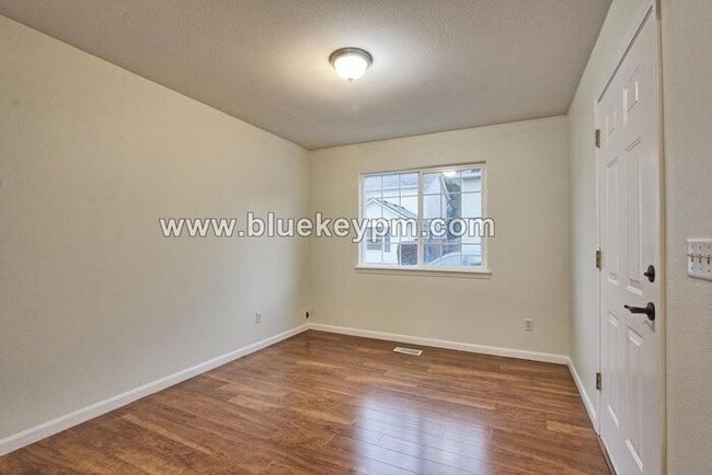 Photo - 3 Bed, 2.5 Bath Condo with 1 Car Garage Near Van Mall