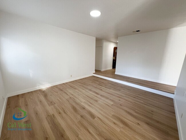 Photo - 3023 Plumstead Way