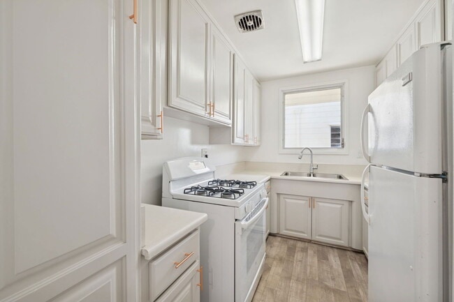 Building Photo - 333 Rexford Dr Unit 5