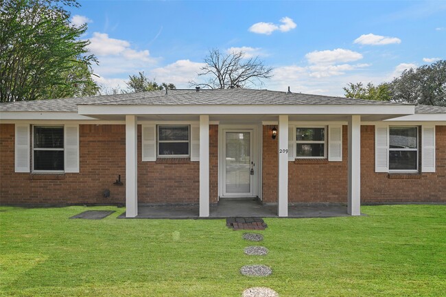 Photo - 209 Moss Hill Ln