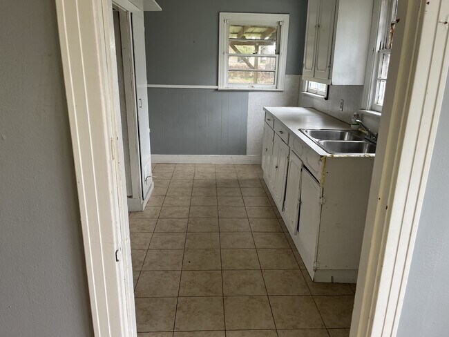 Photo - 1225 Delhi St