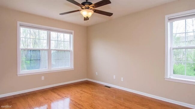 Photo - 2906 Barclay Way