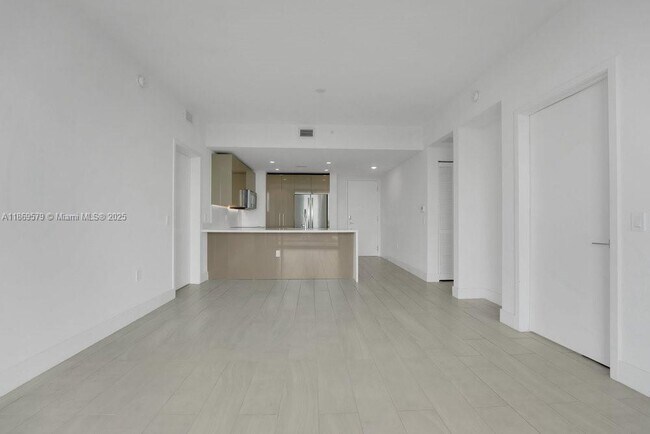 Photo - 2000 Metropica Wy Unit 807
