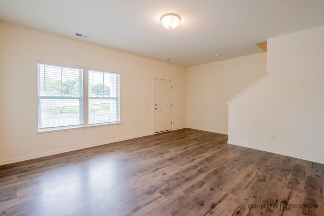 Photo - 215 Banbury Ln