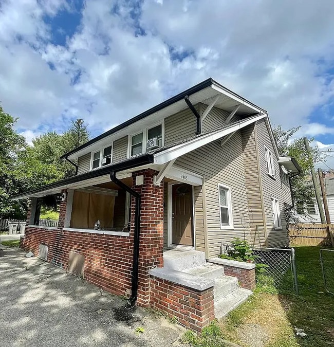 Building Photo - For Rent 3 Bedroom Townhouse on a Quiet Street