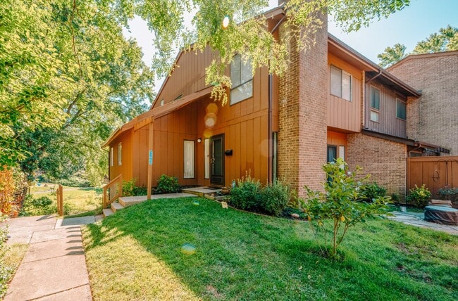 Building Photo - Spacious 5-Bedroom End-Unit Townhome in Reston with 3 Finished Levels, Renovated Kitchen & Fenced...