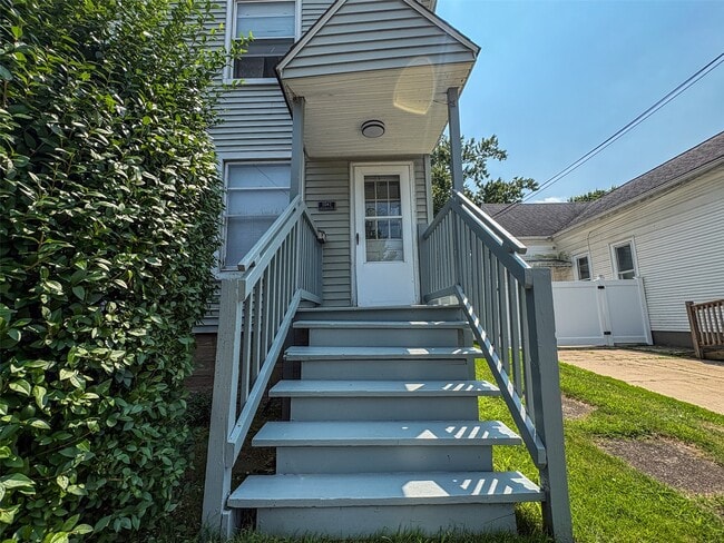 Building Photo - 1041 W 4th St