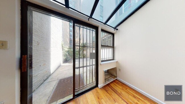 Building Photo - 255 W 93rd St Unit 1N Rental