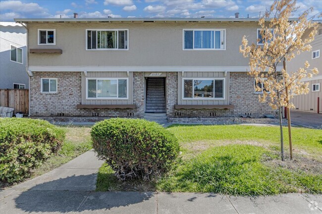 Building Photo - 2 Bedroom 1 Bathroom Top Floor Apartment Unit 3