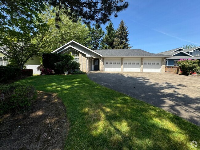 Building Photo - Hucrest home with 3 car garage