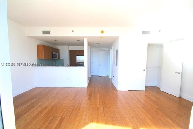 Photo - 1050 Brickell Ave Unidad 1812