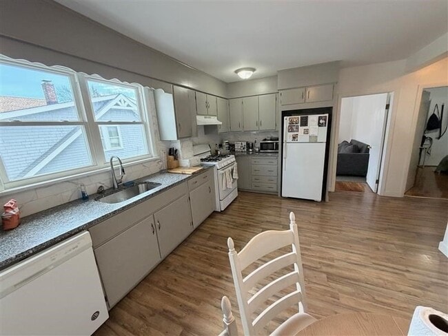 Photo - 27 Conwell Ave Unit 2