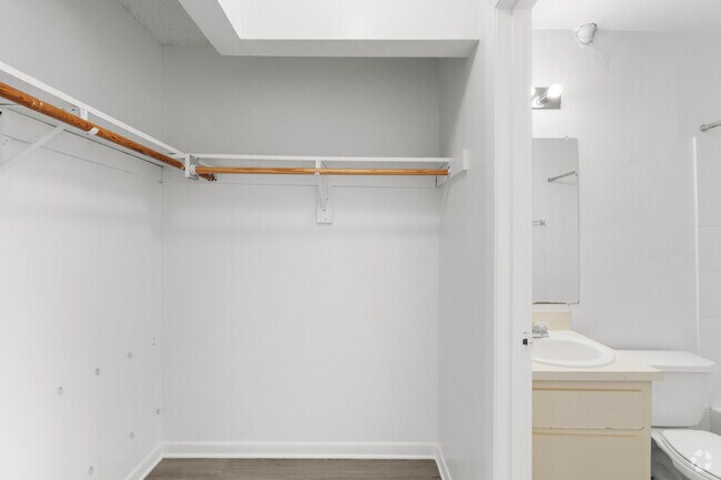3BR, 2BA - 963SF - Closet