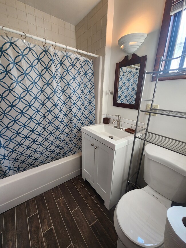 Full size tub - 19 Overbrook Dr Unidad Studio