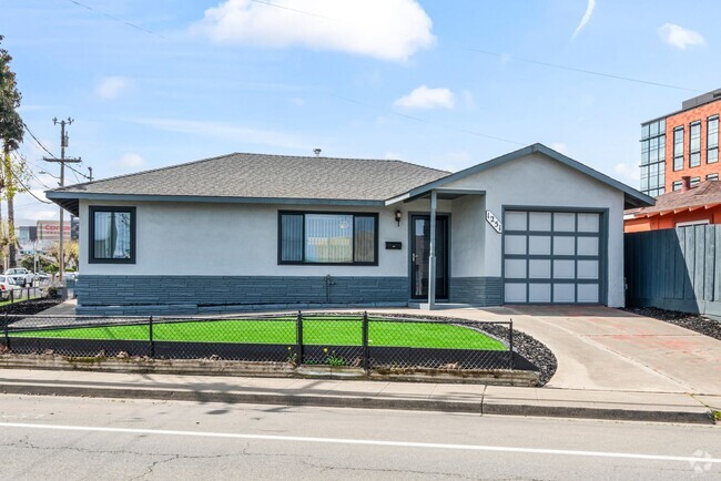 Building Photo - Crisp, Clean & Completely Refreshed - Hous... Rental