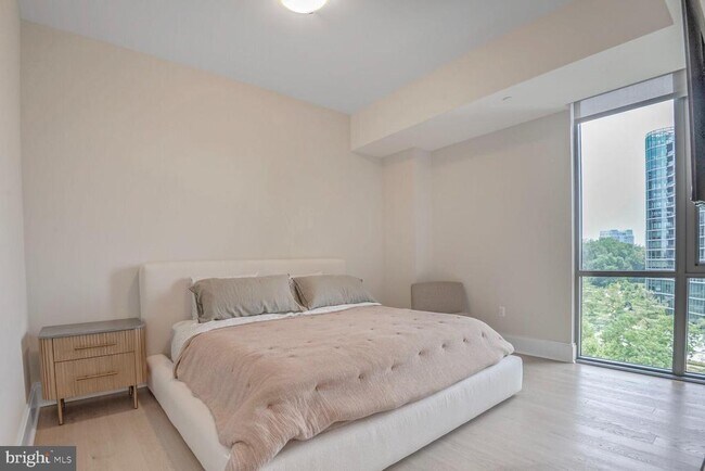 Photo - 7887 Jones Branch Dr Unidad 803