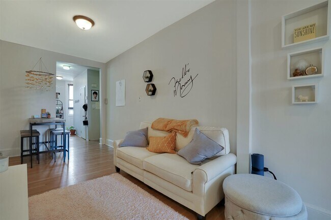 Photo - 402 Monroe St