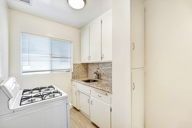 Photo - 10900 Santa Monica Blvd Unit 09