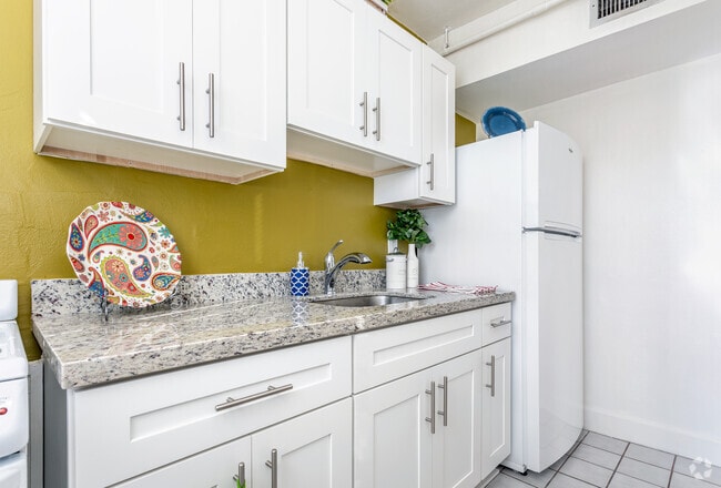 1BR / 1BA - The Lawtone