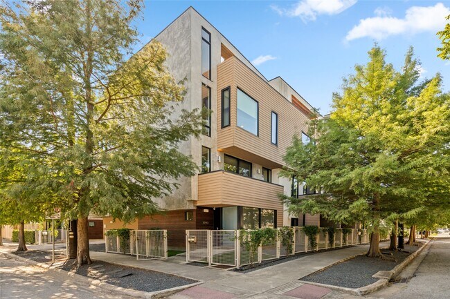 Photo - 2202 Whitney St