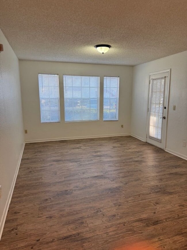 Building Photo - Lexington place ground fl One bedroom Unit 515